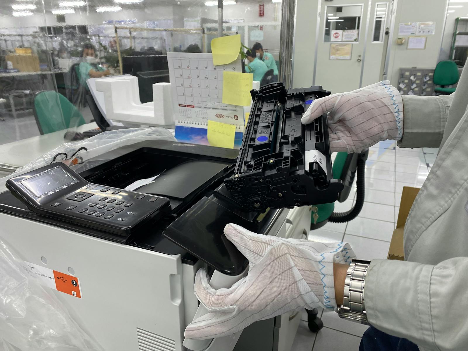 Technicien intervenant sur une imprimante professionnelle
