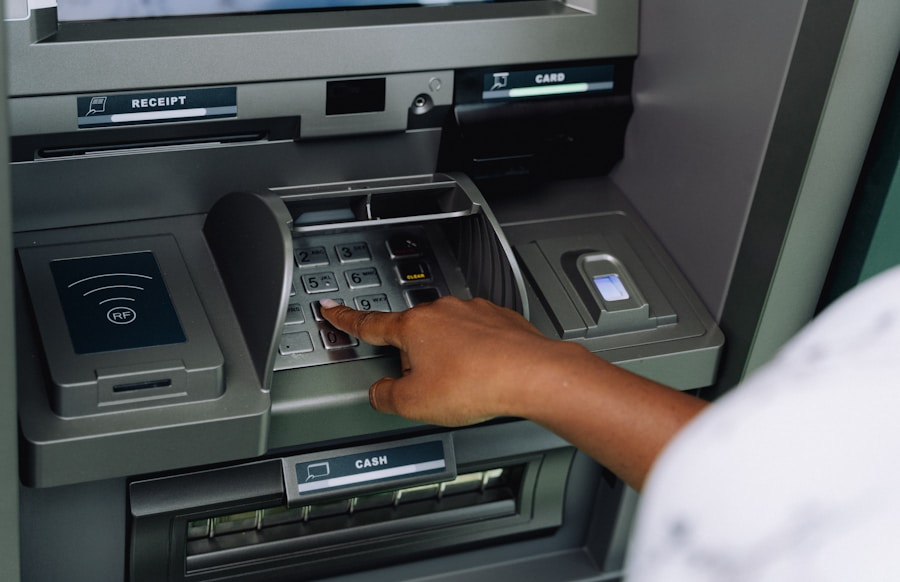 Personne au distributeur automatique de billets