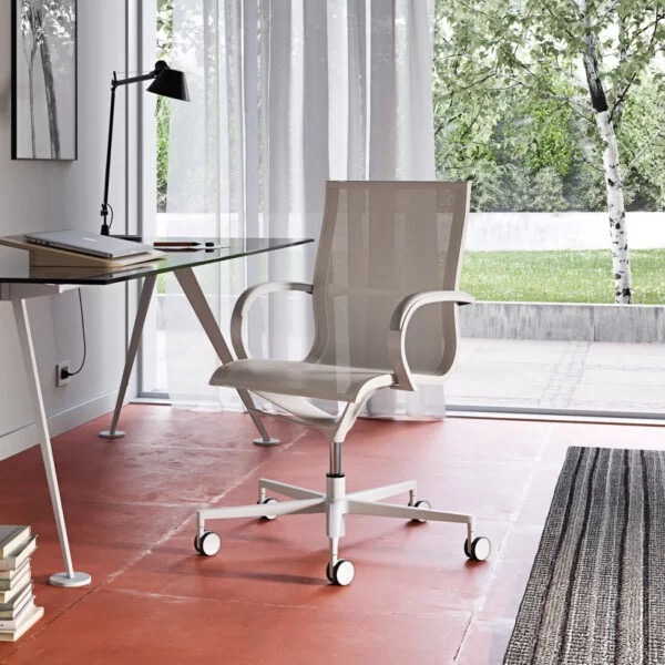 Fauteuil de bureau ergonomique Frezza EM-202 dans un bureau à La Réunion